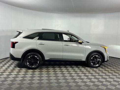 Used 2025 Kia Sorento S w/ Panoramic Sunroof Package image 5