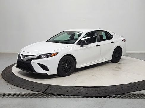 Used 2020 Toyota Camry SE FWD image 3