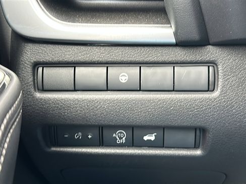 Certified 2025 Nissan Rogue SV image 35