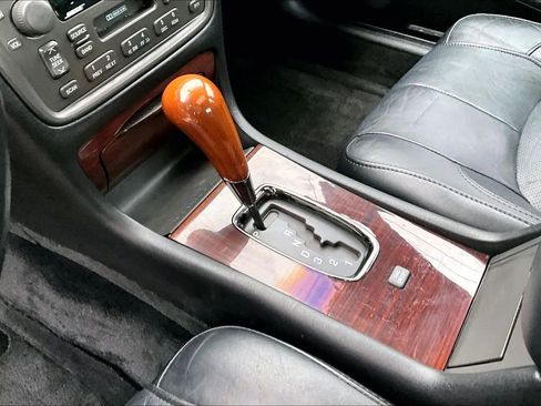 Used 2002 Cadillac De Ville DTS w/ Premium Equipment Pkg image 14