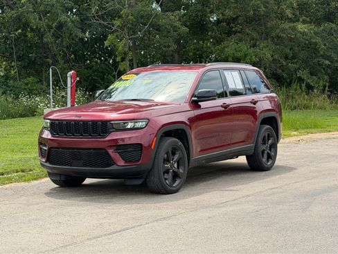 Used 2023 Jeep Grand Cherokee Altitude AWD/4WD image 3