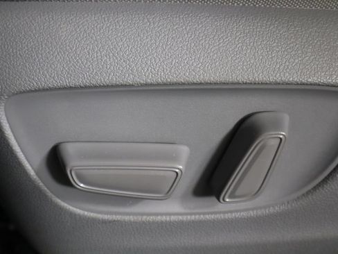 Used 2022 Toyota Highlander L AWD/4WD image 23