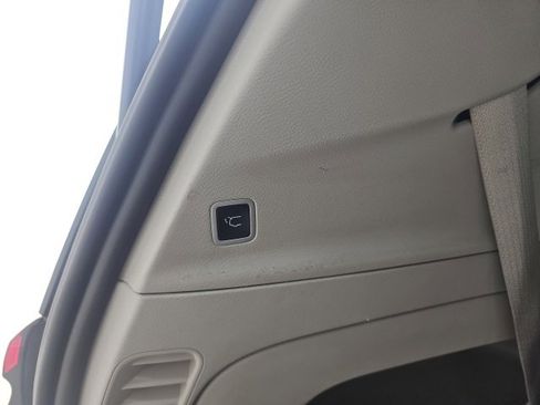 Used 2023 Chrysler Pacifica Touring-L image 6