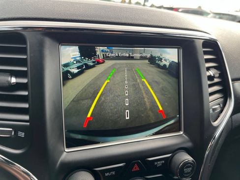 Used 2018 Jeep Grand Cherokee Altitude AWD/4WD image 14