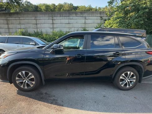 Used 2023 Toyota Highlander XLE AWD/4WD image 6