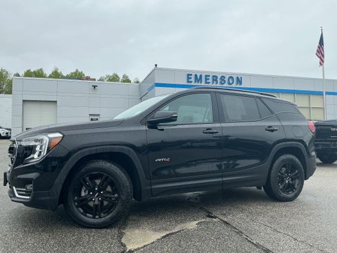 Used 2024 GMC Terrain AT4 AWD/4WD image 2