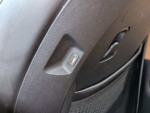 Used 2022 Kia Carnival LX FWD image 17