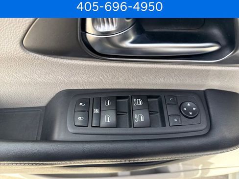 Used 2022 Chrysler Pacifica Touring-L image 23
