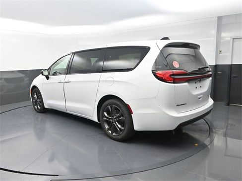 New 2026 Chrysler Pacifica Select image 5