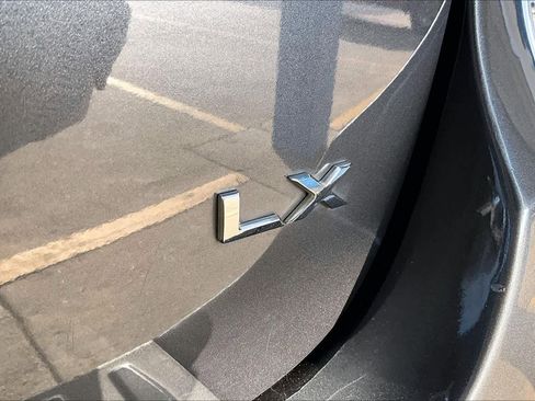 Used 2017 Kia Sedona LX image 9