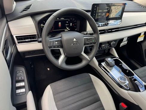 New 2025 Mitsubishi Outlander SE image 15