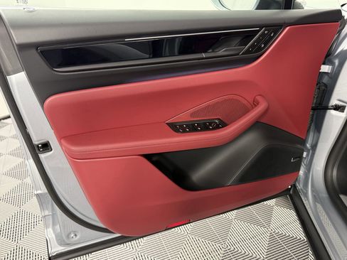 Certified 2025 Porsche Macan 4S Electric AWD/4WD image 14