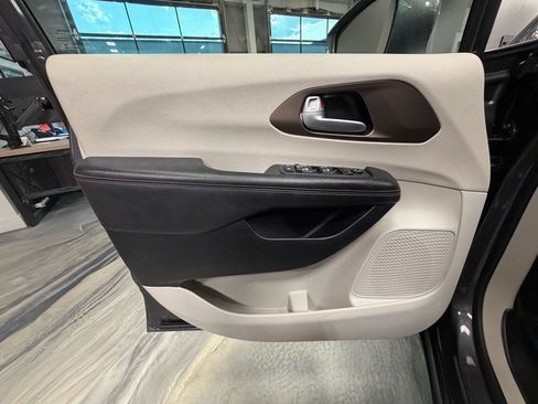 Used 2018 Chrysler Pacifica Touring-L Plus FWD image 51