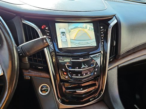 Used 2016 Cadillac Escalade Premium image 18