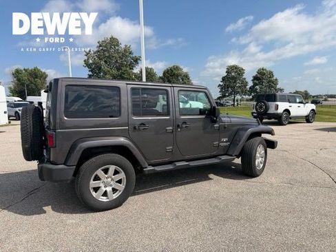 Used 2017 Jeep Wrangler Unlimited Sahara w/ Connectivity Group AWD/4WD image 15