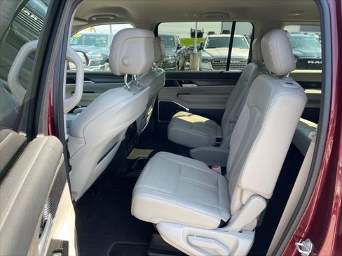 Used 2024 Jeep Wagoneer Series III AWD/4WD image 14