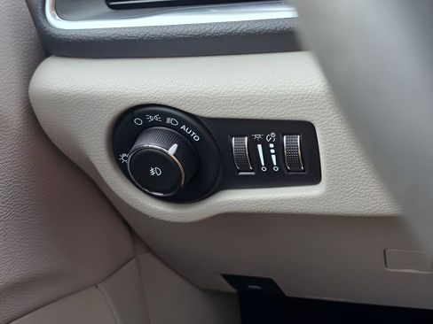 Used 2023 Chrysler Pacifica Limited image 24