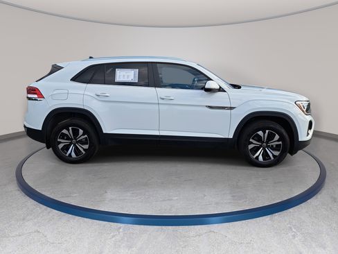 Used 2025 Volkswagen Atlas Cross Sport SE image 4