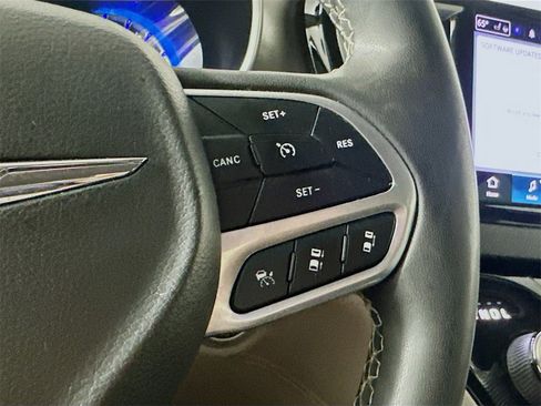 Used 2022 Chrysler Pacifica Touring-L image 25