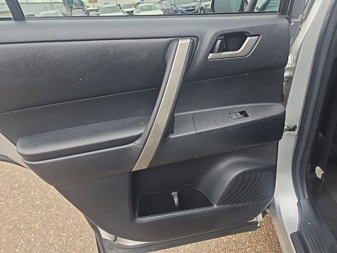 Used 2012 Toyota Highlander SE w/ Tow Pkg image 35