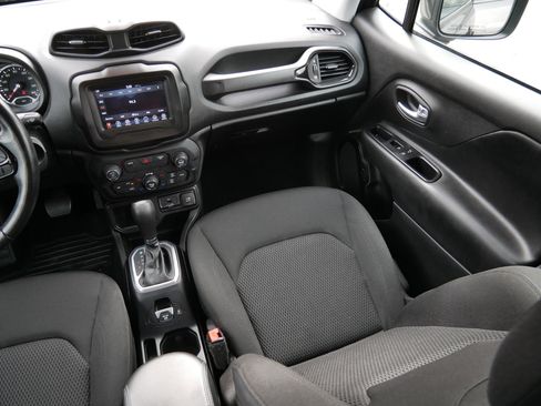 Used 2018 Jeep Renegade Altitude FWD image 11