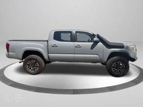 Used 2021 Toyota Tacoma TRD Off-Road AWD/4WD image 4