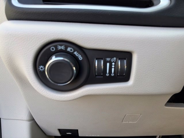 Used 2023 Chrysler Voyager LX FWD image 10