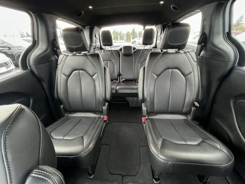 Used 2025 Chrysler Pacifica Select image 41