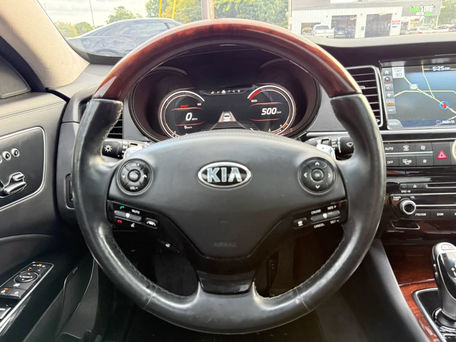 Used 2017 Kia K900 Luxury w/ VIP Plus Package RWD image 34