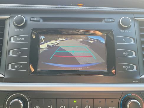 Used 2018 Toyota Highlander LE image 32