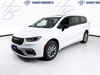 New 2026 Chrysler Pacifica Limited w/ Trailer Tow Group video 1