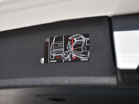 Certified 2025 Volvo XC90 B6 Plus image 29