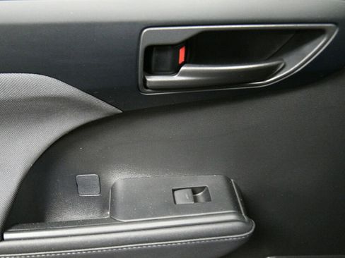 Certified 2024 Toyota Corolla Cross LE image 21