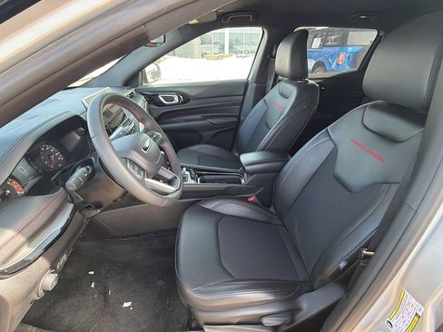 Used 2025 Jeep Compass Trailhawk image 17