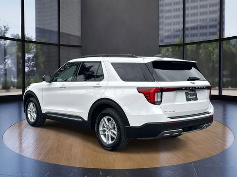 Used 2025 Ford Explorer Active w/ Active Comfort Package RWD image 4