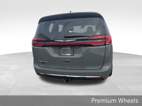 Used 2023 Chrysler Pacifica Touring-L image 21