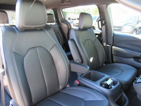 New 2026 Chrysler Pacifica Select FWD image 8