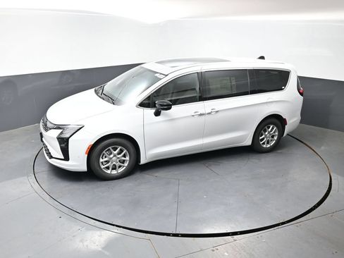 New 2027 Chrysler Pacifica Select FWD image 35