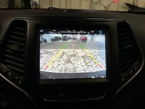 Used 2019 Jeep Cherokee Trailhawk w/ Cold Weather Group AWD/4WD image 25