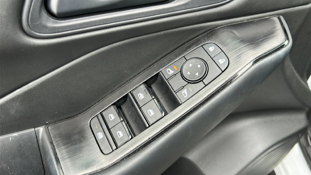 Used 2025 Nissan Rogue S FWD image 18