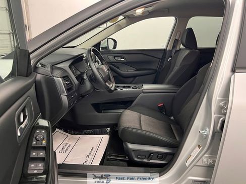 Used 2025 Nissan Rogue SV image 27