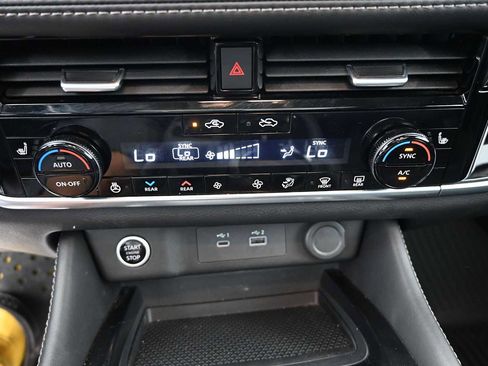 Used 2023 Nissan Rogue SL AWD/4WD image 15