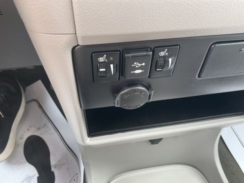 Used 2018 Toyota Sienna XLE w/ XLE Navigation Package FWD image 16