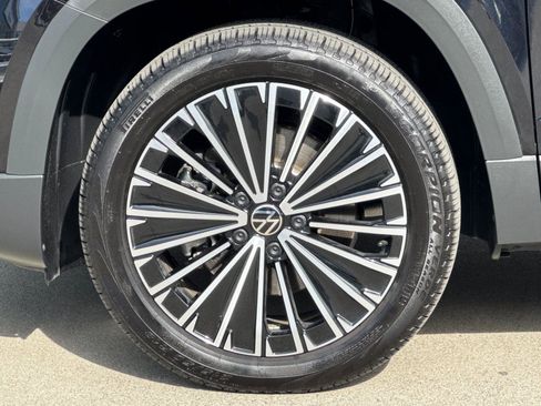 Used 2025 Volkswagen Taos SE w/ Panoramic Sunroof Package image 24