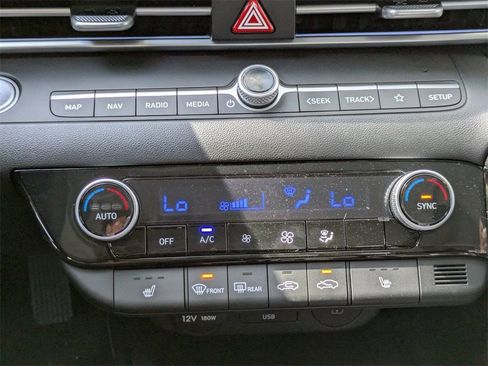 New 2025 Hyundai Elantra Limited FWD image 21