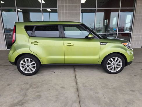 Used 2017 Kia Soul + image 9