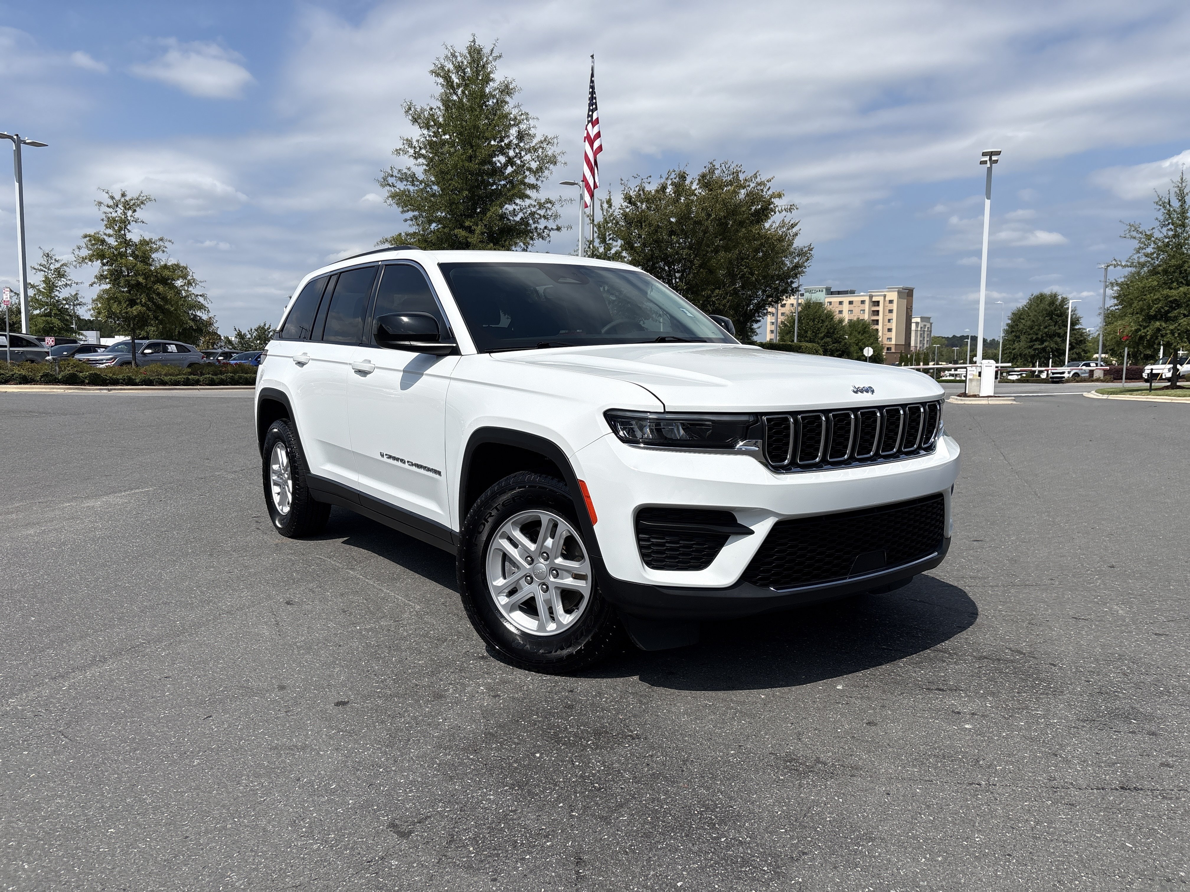 Used 2023 Jeep Grand Cherokee Laredo RWD image 2