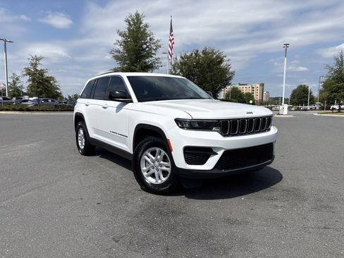 Used 2023 Jeep Grand Cherokee Laredo RWD image 2