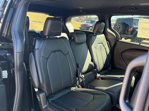 New 2026 Chrysler Pacifica Select image 28
