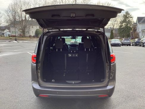 Used 2021 Chrysler Pacifica Touring-L w/ Uconnect Theater Family Group image 10